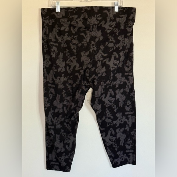 P58 torrid Disney Size 3X 22/24 Mickey and Friends Black and Grey Crop Legging - Picture 2 of 3